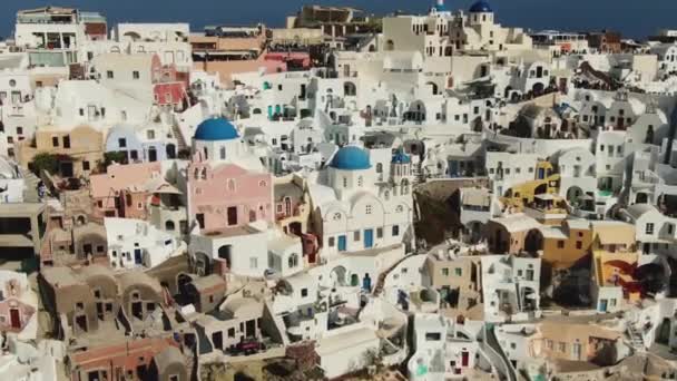 Lecący nad słynnym niebieskim kościołem w Oia na wyspie Santorini w Grecji — Wideo stockowe