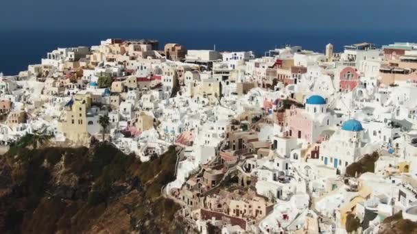 Пролетая над голубой куполообразной церковью в Ойе на острове Санторини в Греции — стоковое видео