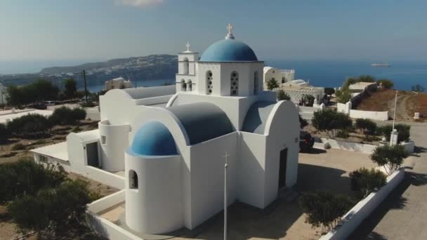 Clásica iglesia de cúpula azul en Oia Village en la isla mediterránea de Santorini — Vídeo de stock