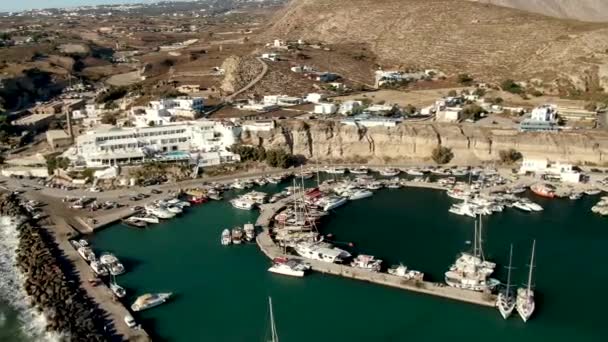 Santorini Yacht Services abrigo de pesca, que também serve os catamarãs . — Vídeo de Stock