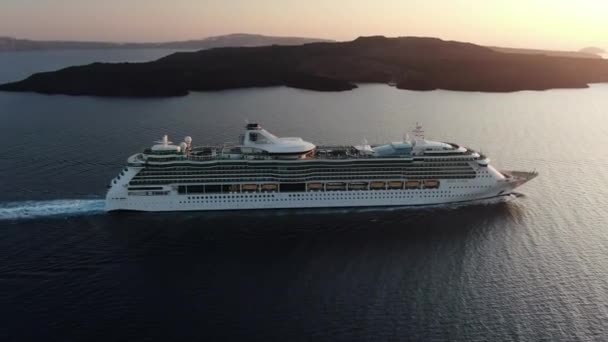 Aerial 4k Fotcruiseskip forlater havnen Santorini i solnedgangen – stockvideo