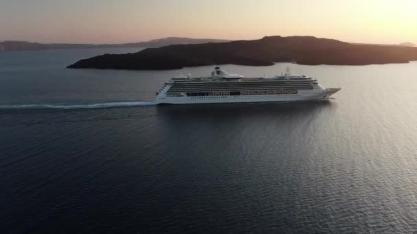 Aerial 4k Filmación Crucero saliendo del puerto de Santorini en la puesta del sol — Vídeos de Stock