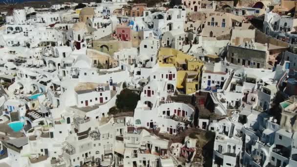 Flug über die berühmte blaue Kuppelkirche in Oia auf der Insel Santorini in Griechenland — Stockvideo