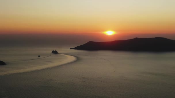 Круизный лайнер Sunset Island Town Bay — стоковое видео