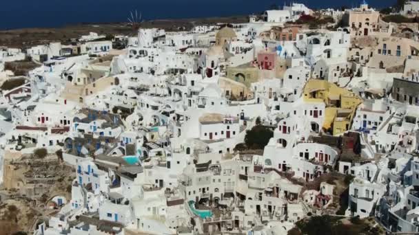Πετώντας πάνω από το νησί της Σαντορίνης με εικονικά λευκά και μπλε κτίρια στην Ελλάδα — Αρχείο Βίντεο