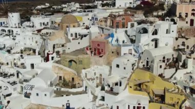 Oia 'daki Santorini adasının insansız hava aracı görüntüsü.
