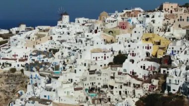 Yunanistan 'daki ikonik beyaz ve mavi binalarla Santorini Adası üzerinde uçuyor