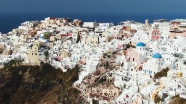 Yunanistan 'daki ikonik beyaz ve mavi binalarla Santorini Adası üzerinde uçuyor