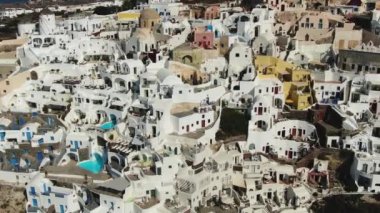 Yunanistan 'ın Santorini Adası' ndaki Oia 'daki Meşhur Mavi Kubbe Kilisesi üzerinde Uçmak