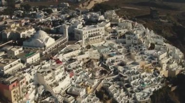 Thira 'nın Santorini Adası' ndaki havadan görünüşü ve eşsiz mimarisi..