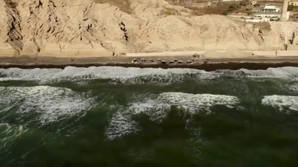 Vista aerea superiore della spiaggia di Vlihada, isola di Santorini — Video Stock