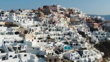 Yunanistan 'ın Santorini Adası' ndaki Oia 'daki Meşhur Mavi Kubbe Kilisesi üzerinde Uçmak