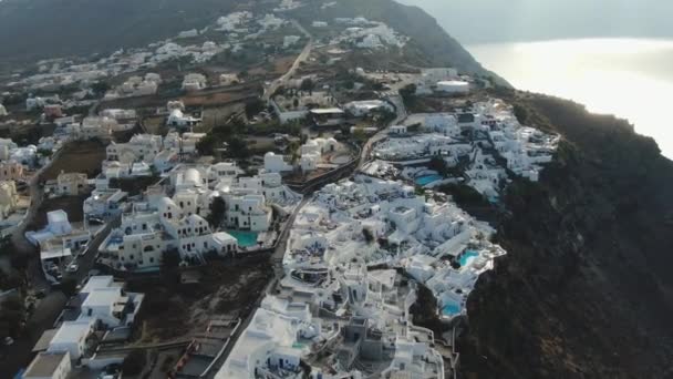 Zdjęcia lotnicze - Białe domy i niebieskie kopuły Oia, Santorini — Wideo stockowe