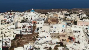Yunanistan 'ın Santorini Adası' ndaki Oia 'daki Meşhur Mavi Kubbe Kilisesi üzerinde Uçmak