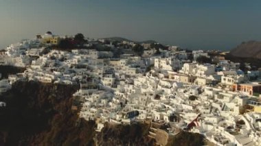 santorini üzerinde imerovigli gelen fira görünümü