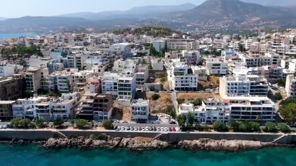 Bardzo niesamowity widok z lotu ptaka na miasto Agios Nikolaos. Grecja Kreta — Wideo stockowe