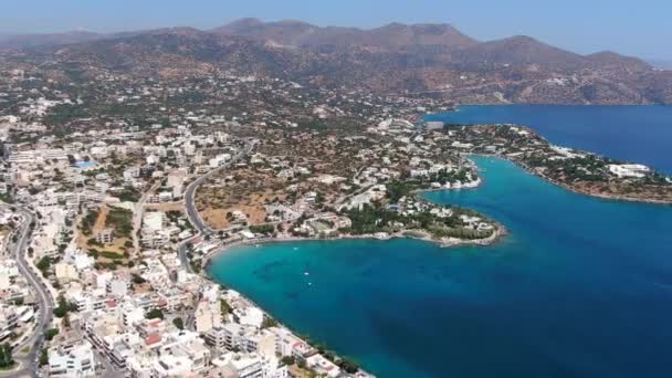 Lenyűgöző kilátás nyílik Agios Nikolaos városára. Görögország Kréta — Stock videók