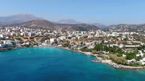 Bardzo niesamowity widok z lotu ptaka na miasto Agios Nikolaos. Grecja Kreta — Wideo stockowe