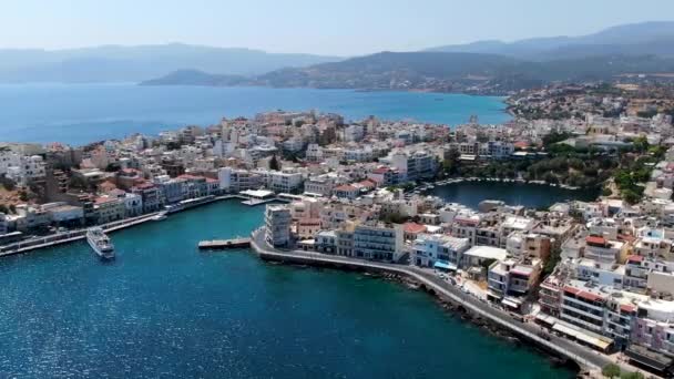 Muy increíble vista aérea de la ciudad de Agios Nikolaos. Grecia Creta — Vídeos de Stock