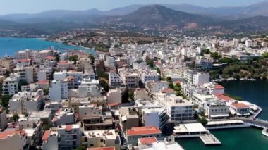 Agios Nikolaos şehrinin inanılmaz hava manzarası. Yunanistan Girdisi