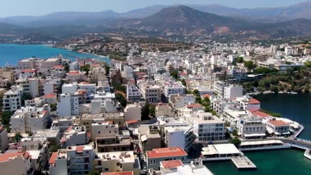 Muy increíble vista aérea de la ciudad de Agios Nikolaos. Grecia Creta — Vídeo de stock