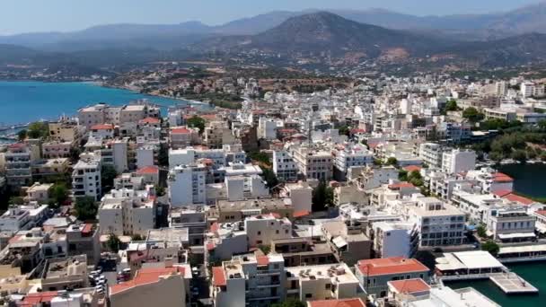 Vista de olhos de pássaros de Agios Nikolaos City e Voulismeni Lake, General Panorama — Vídeo de Stock