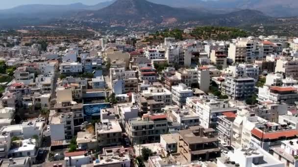 Vogelperspektive auf die Stadt Agios Nikola und den See Voulismeni, allgemeines Panorama — Stockvideo