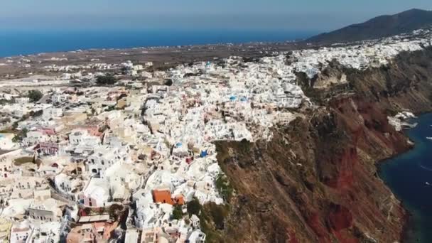 Flyg över berömda Blue Domed Church i Oia på Santorini Island i Grekland — Stockvideo