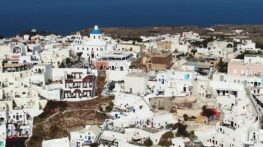Oia 'daki Santorini adasının insansız hava aracı görüntüsü.