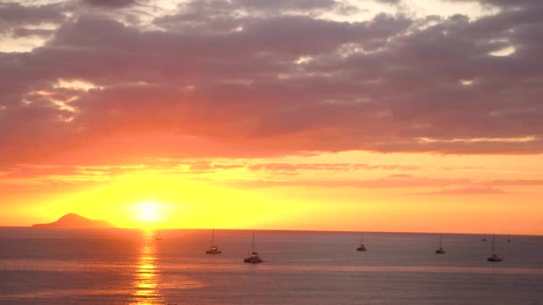 Mooie zonsopgang over prive-jacht op zee tot zonsondergang Santorini — Stockvideo