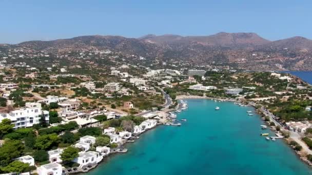 アヒオスの街の非常に驚くべき空中ビューニコラオス。ギリシャクレタ島 — ストック動画