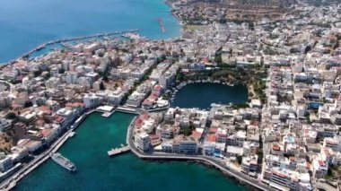 Agios Nikolaos şehrinin inanılmaz hava manzarası. Yunanistan Girdisi