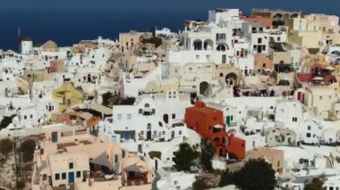 Oia 'daki Santorini adasının insansız hava aracı görüntüsü.