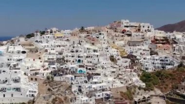 Yunanistan 'ın Santorini adasındaki Oia kasabasındaki Üç Mavi Kubbe Kilisesi' nin etrafında uçuş