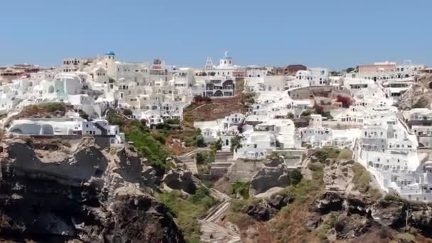 Полет вокруг церкви Три Голубых купола в городе Оя на острове Санторини, Греция — стоковое видео