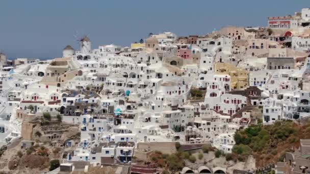 Vol autour de l'église des Trois Dômes Bleus dans la ville d'Oia sur l'île de Santorin, Grèce 