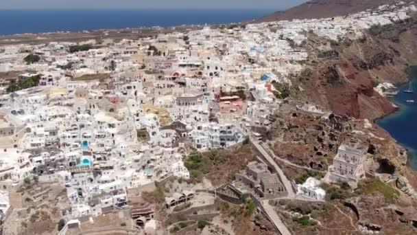 Vol autour de l'église des Trois Dômes Bleus dans la ville d'Oia sur l'île de Santorin, Grèce 