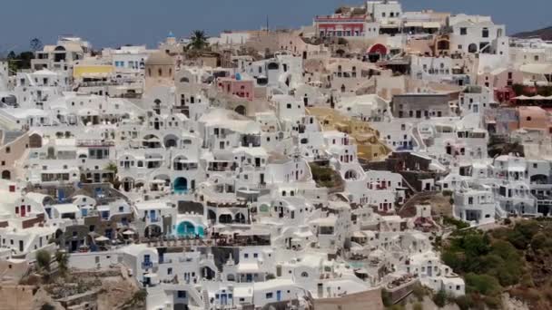 Vuelo alrededor de la iglesia Three Blue Domes en la ciudad de Oia en la isla de Santorini, Grecia — Vídeos de Stock