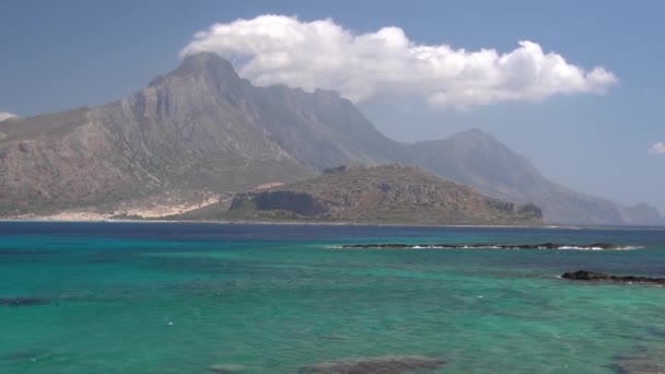Вид на лагуну Баллос Балос и остров Грамвуса, Крит, Греция — стоковое видео