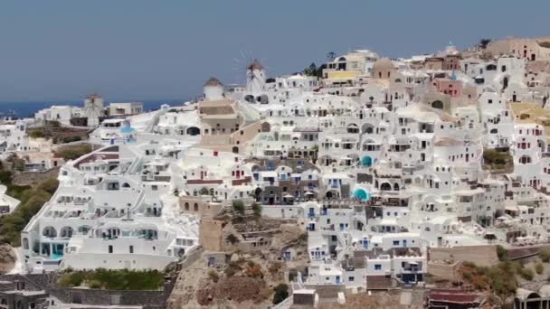 Vuelo alrededor de la iglesia Three Blue Domes en la ciudad de Oia en la isla de Santorini, Grecia — Vídeos de Stock