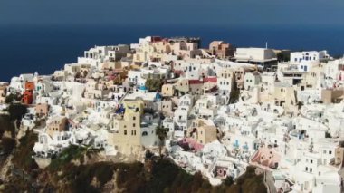 Yunanistan 'ın Santorini Adası' ndaki Oia 'daki Meşhur Mavi Kubbe Kilisesi üzerinde Uçmak