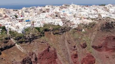 Yunanistan 'ın Santorini adasındaki Oia kasabasındaki Üç Mavi Kubbe Kilisesi' nin etrafında uçuş