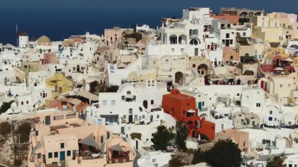 Vliegen over beroemde Blue Domed Church In Oia Op Santorini Island In Griekenland — Stockvideo