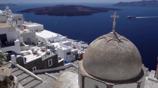 Piękny duży kościół prawosławny w Oia w Santorini na greckich wyspach — Wideo stockowe