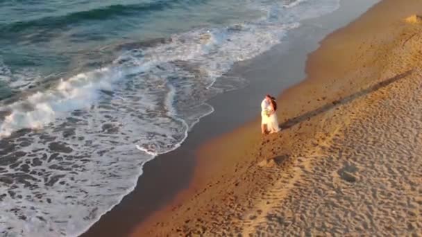 플로리다주 마이애미 해변의 바닷가에서 신랑 과 신부가 웃고 있는 모습 — 비디오