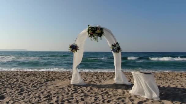 C'è una bella tenda bianca vicino alla spiaggia. È pronto per le nuove coppie che presto si sposeranno. Possiamo vedere una splendida vista sul mare . — Video Stock