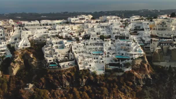 Letecké záběry - Bílé domy a modré dómy Oia, Santorini. — Stock video