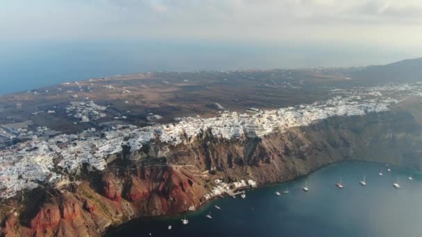 Luchtopname - Witte huizen en blauwe koepels van Oia, Santorini. — Stockvideo