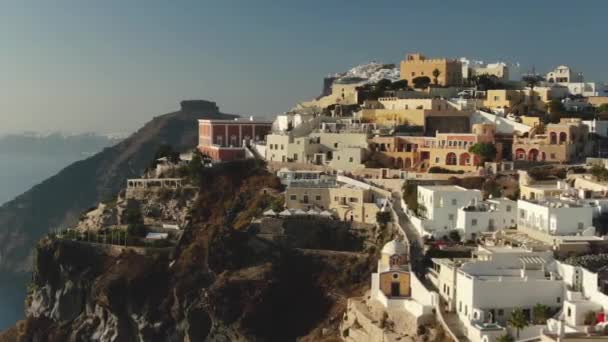 Repülőút Fira Thira város felett naplementekor, Santorini sziget, Görögország — Stock videók