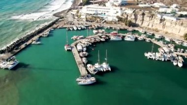 Yunanistan 'ın Oia Santorini kentindeki Ammoudi Limanı Panoramik Manzarası